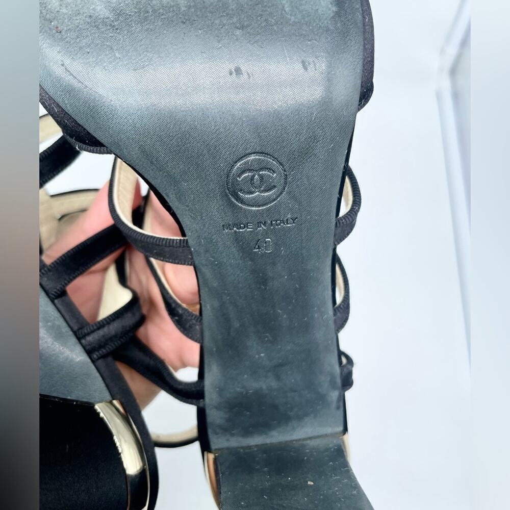 CHANEL Black leather/ Satin caged pearl embellished bow block heel sandals EU40 - Picture 12 of 14